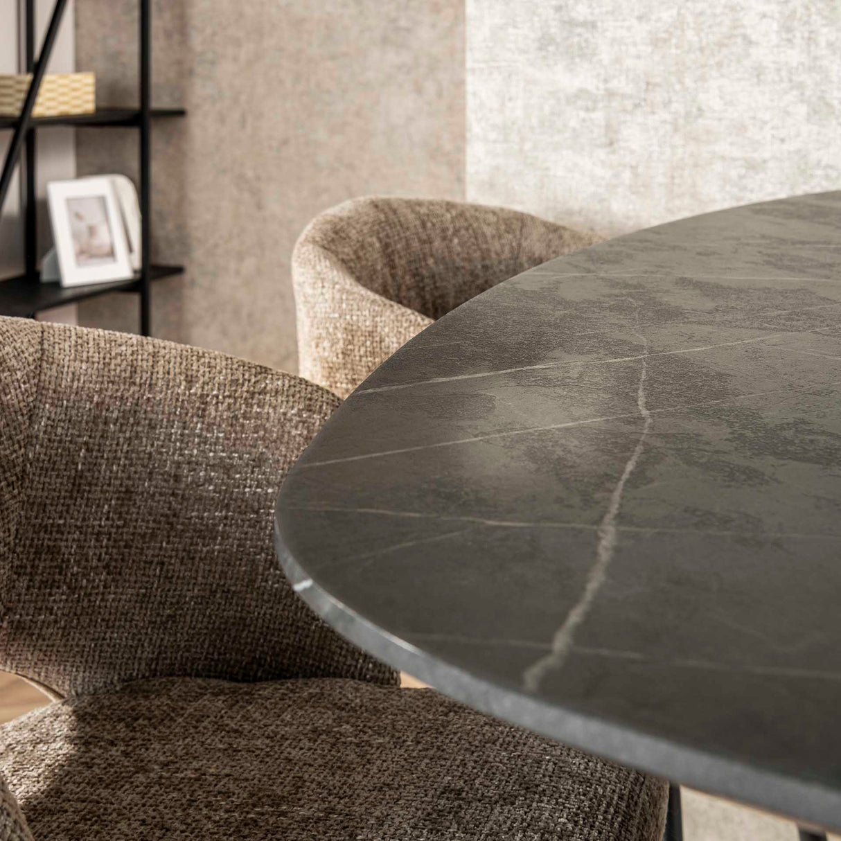 Mesa de comedor ovalada danesa Iris 140x80 cm con base de araña y aspecto de cerámica 