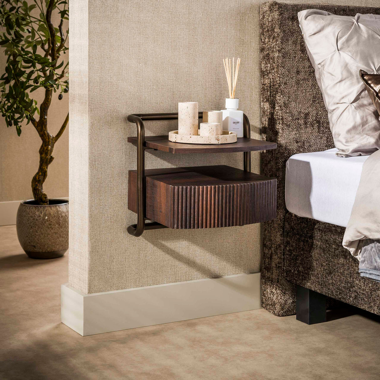 Zwevend nachtkastje met 1 lade donkerbruin hout brons frame Blaze