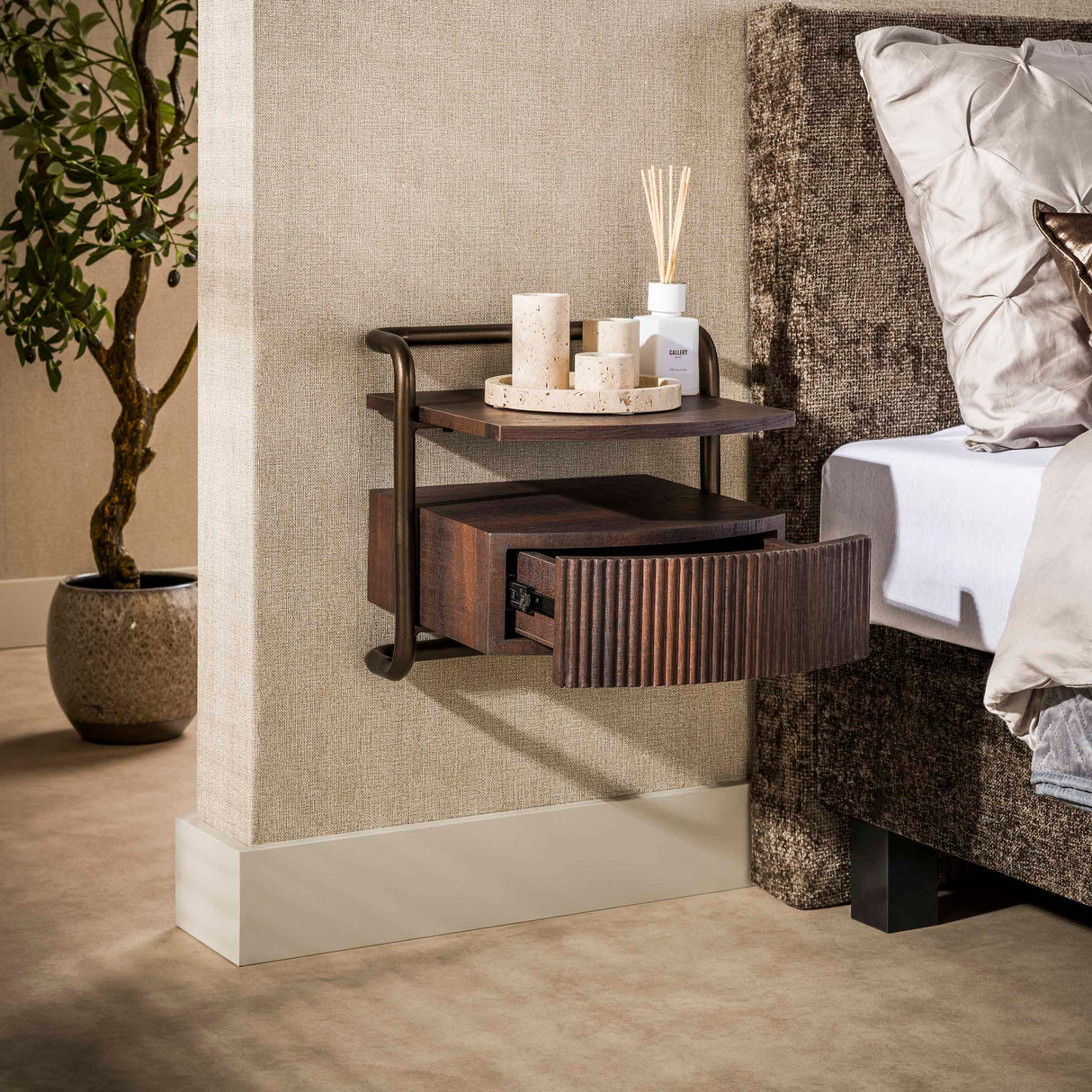 Zwevend nachtkastje met 1 lade donkerbruin hout brons frame Blaze