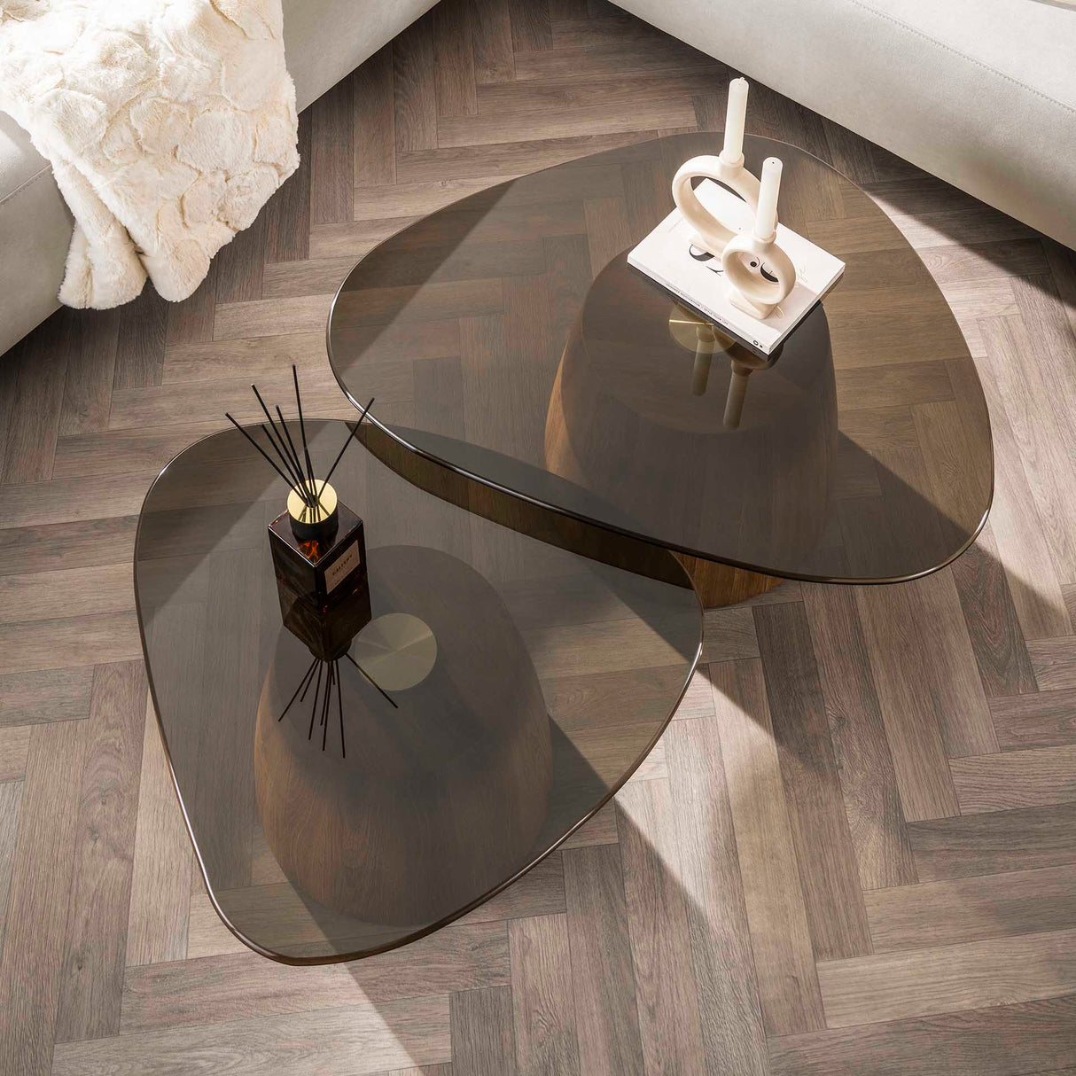 Set de 2 mesas de centro triangulares Marea, bronce y vidrio, 91x71 cm 