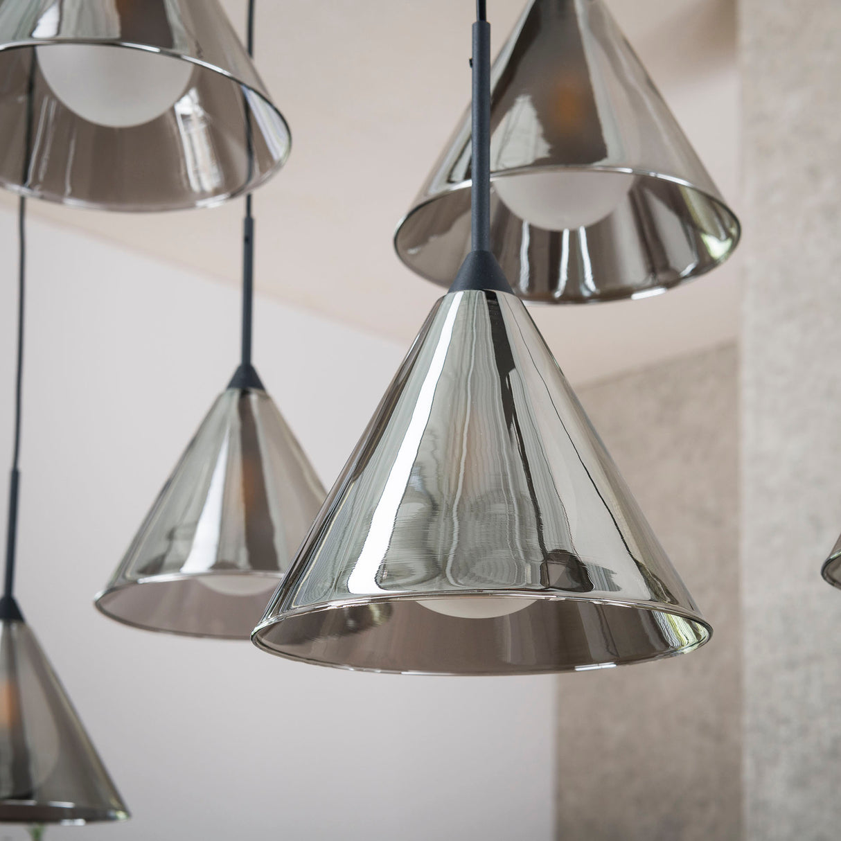 Lámpara colgante Niaz 7 luces pantalla cónica vidrio gris humo 