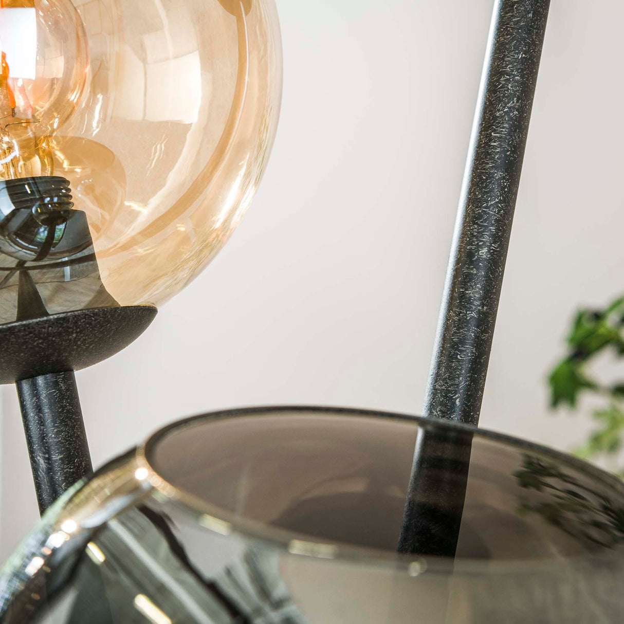 Lámpara de pie Nova de 3 luces negra con globos 