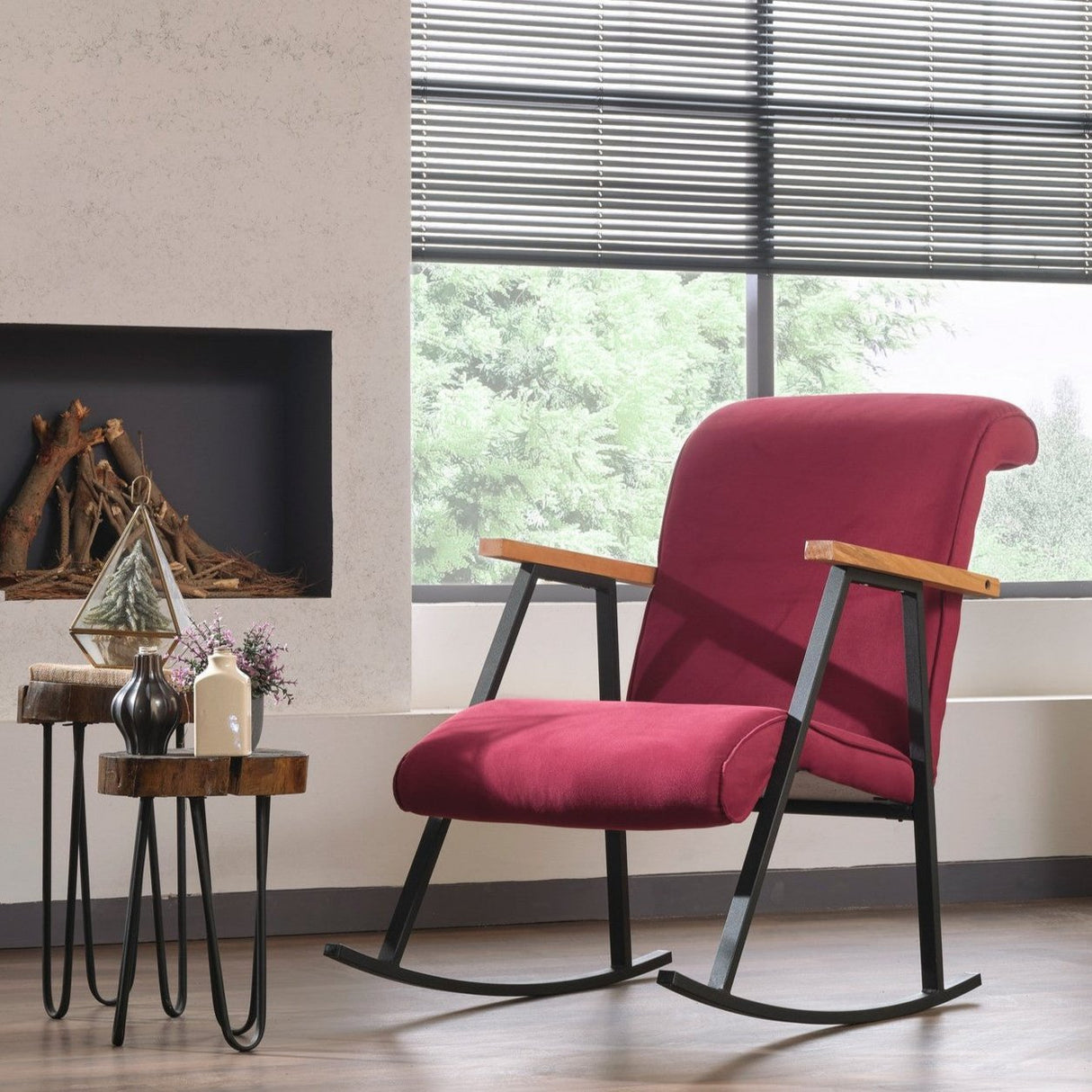 Mecedora retro terciopelo rojo burdeos con reposabrazos de madera de haya Yoka