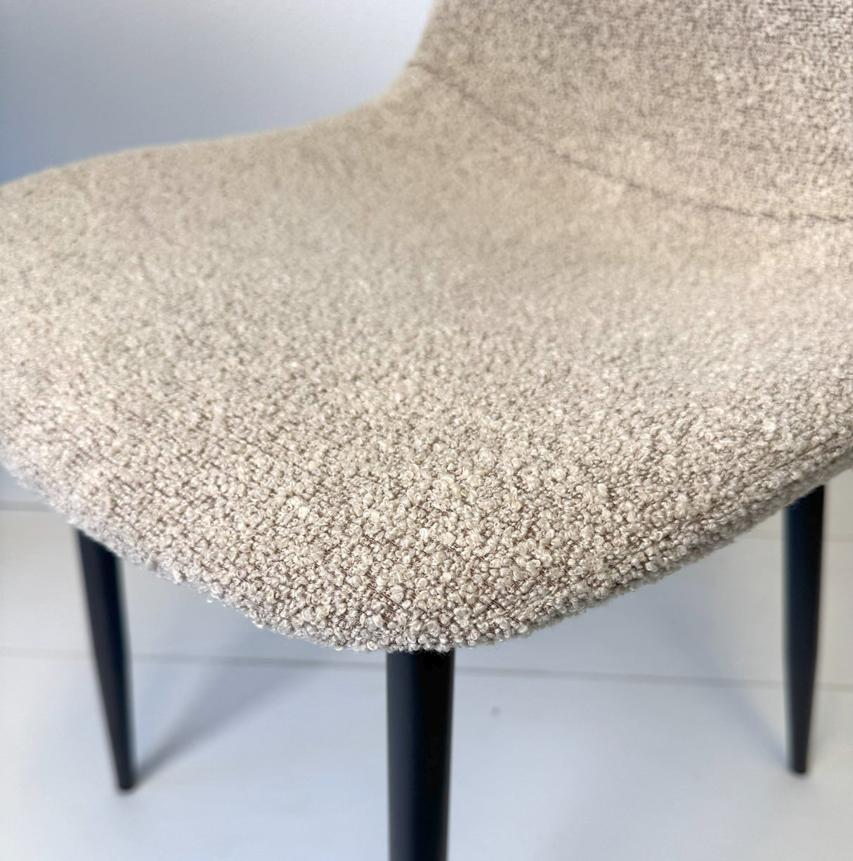 Juego de 4 Sillas de Comedor Escandinavas Latte Bouclé Tela Swift - Sin Apoyabrazos 
