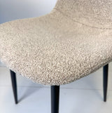 Juego de 4 Sillas de Comedor Escandinavas Latte Bouclé Tela Swift - Sin Apoyabrazos 