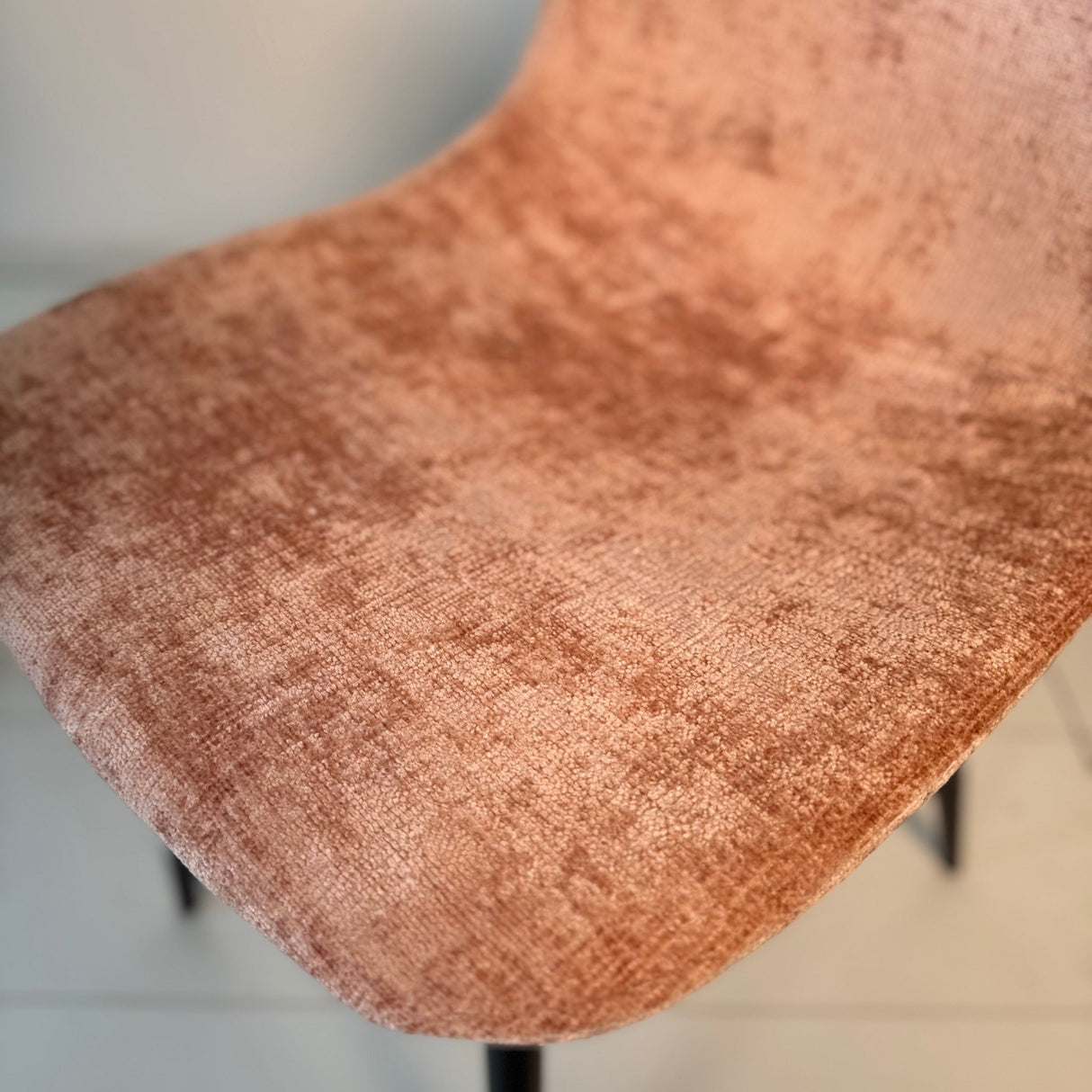 Juego de 4 Sillas de Comedor Escandinavas de Chenilla Rosa Viejo Swift - Sin Reposabrazos 