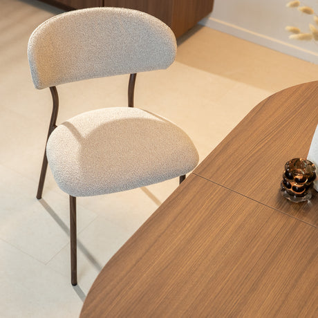 Silla de comedor bouclé color arena Uma - estructura efecto nogal - Japandi