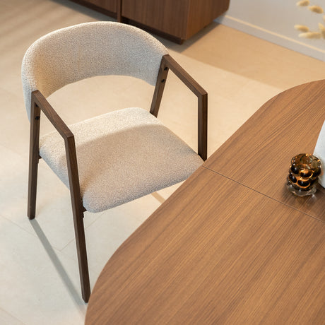 Silla de comedor Japandi bouclé color arena Kyo - estructura de nogal - con reposabrazos