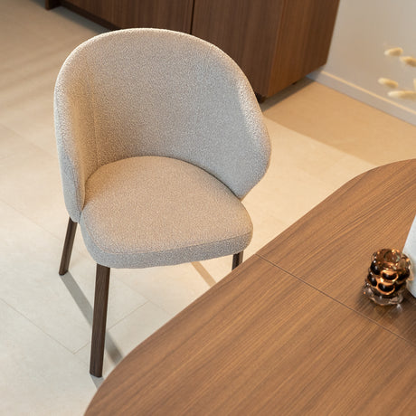 Silla de comedor bouclé color arena Taro - estructura aspecto nogal - Japandi