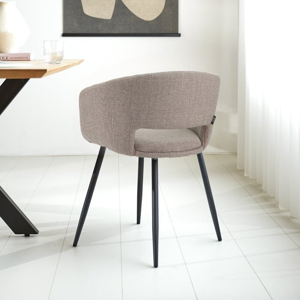 Eetkamerstoelen - Scandinavische Eetkamerstoel Taupe Stof Kuipvorm Don - Met Armleuningen - Dimehouse