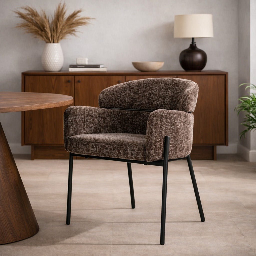 Silla de comedor Lola Bouclé de tela taupe con respaldo redondo y brazos 