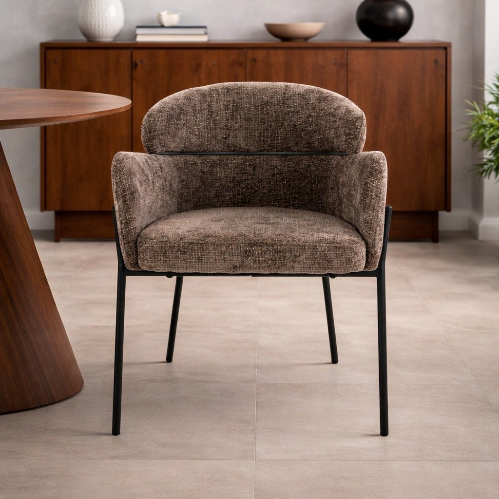Silla de comedor Lola Bouclé de tela taupe con respaldo redondo y brazos 