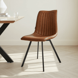 Silla de comedor coñac en un interior moderno.