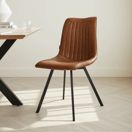 Silla de comedor coñac en un interior moderno.