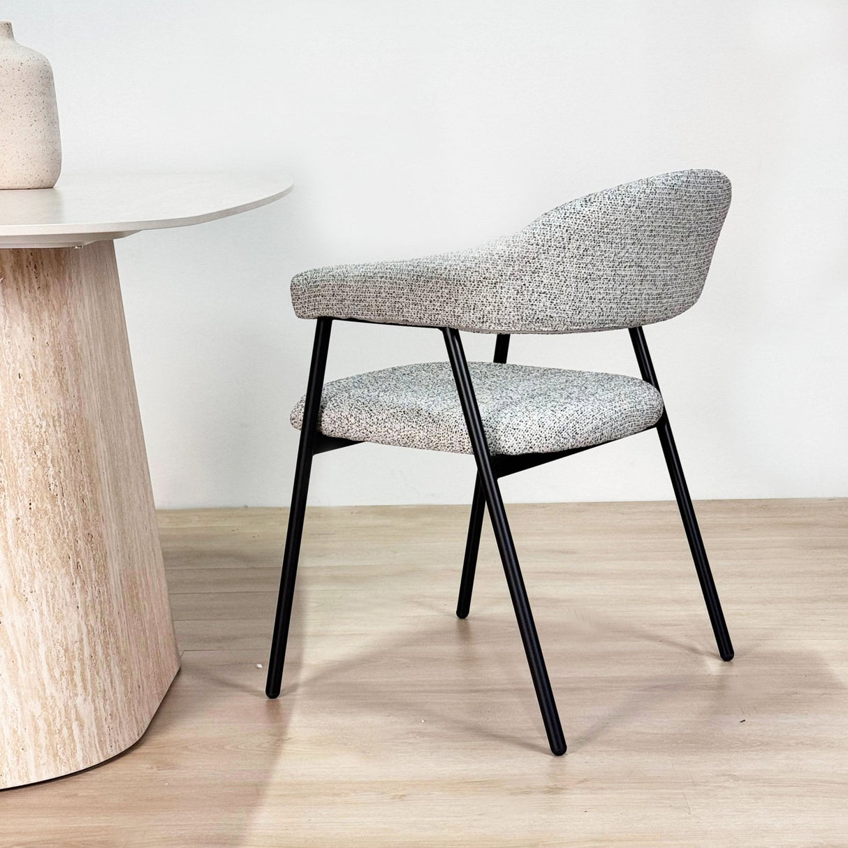 Conjunto de muebles completo: Mesa de comedor Lea de piedra sinterizada con aspecto de mármol travertino - Estructura de nogal + 4 sillas de comedor Lisa en bouclé gris 