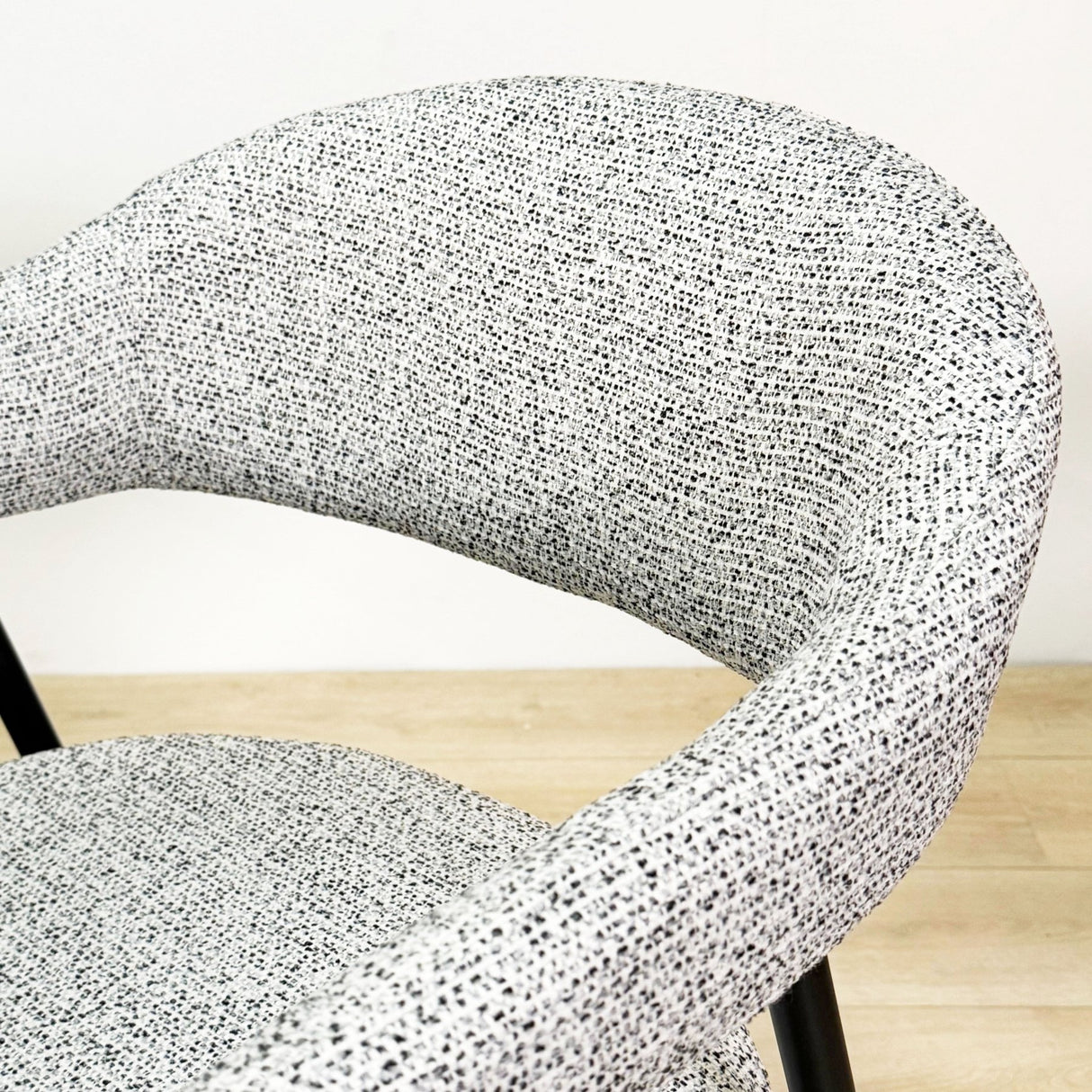 Conjunto de muebles completo: Mesa de comedor Lea de piedra sinterizada con aspecto de mármol travertino - Estructura de nogal + 4 sillas de comedor Lisa en bouclé gris 