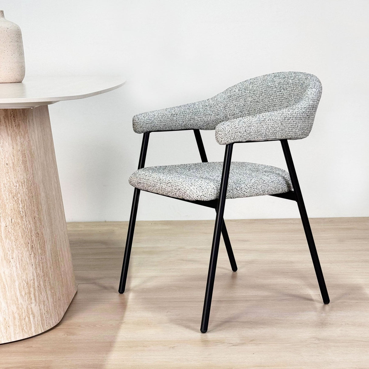 Conjunto de muebles completo: Mesa de comedor Lea de piedra sinterizada con aspecto de mármol travertino - Estructura de nogal + 4 sillas de comedor Lisa en bouclé gris 