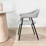 Conjunto de muebles completo: Mesa de comedor Lea de piedra sinterizada con aspecto de mármol travertino - Estructura de nogal + 4 sillas de comedor Lisa en bouclé gris 