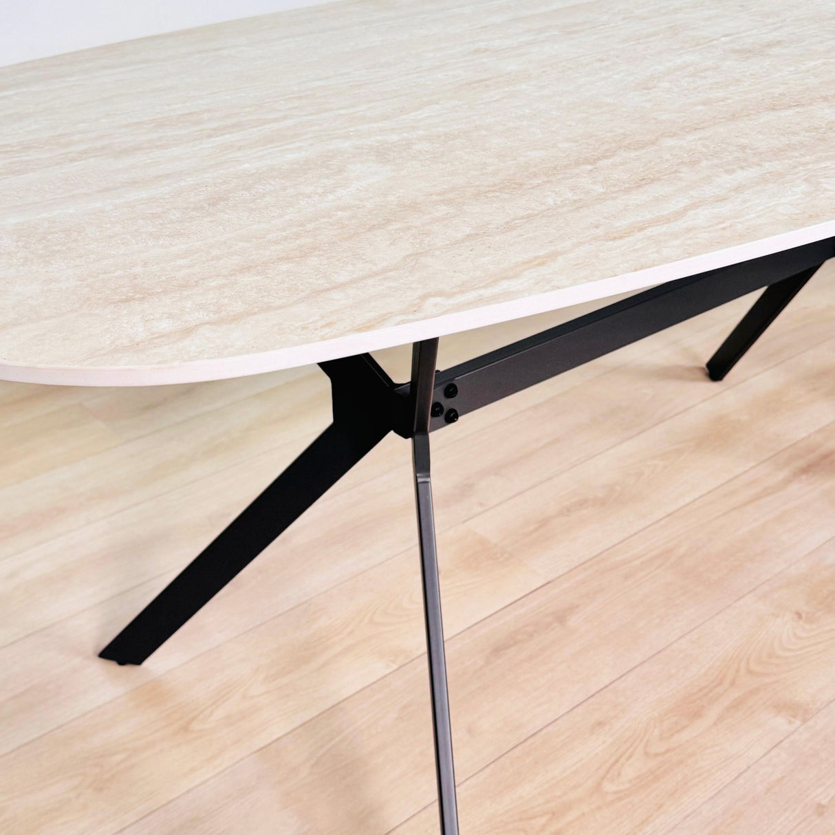 Mesa de comedor Vesta ovalada danesa de cerámica con aspecto de travertino de 180 cm 