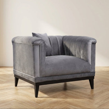 Moderno sillón gris oscuro, fotografía atmosférica en un interior moderno