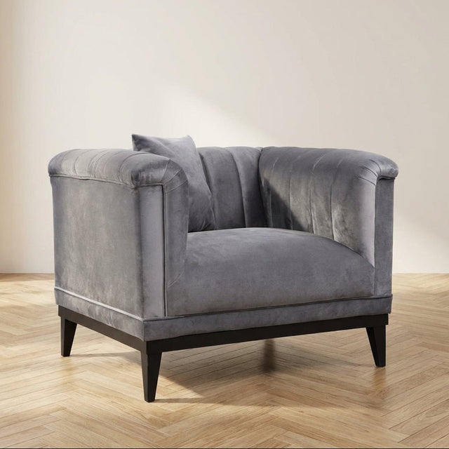 Moderno sillón gris oscuro, fotografía atmosférica en un interior moderno
