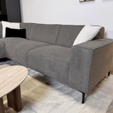 Sofá esquina de chenilla taupe tapizada Ravi – derecha 