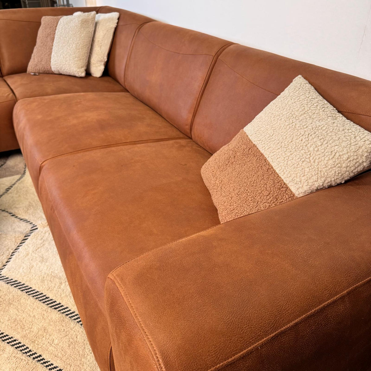 Banken - Industriële Hoekbank Ecoleer Cognac Barin - Links - Dimehouse