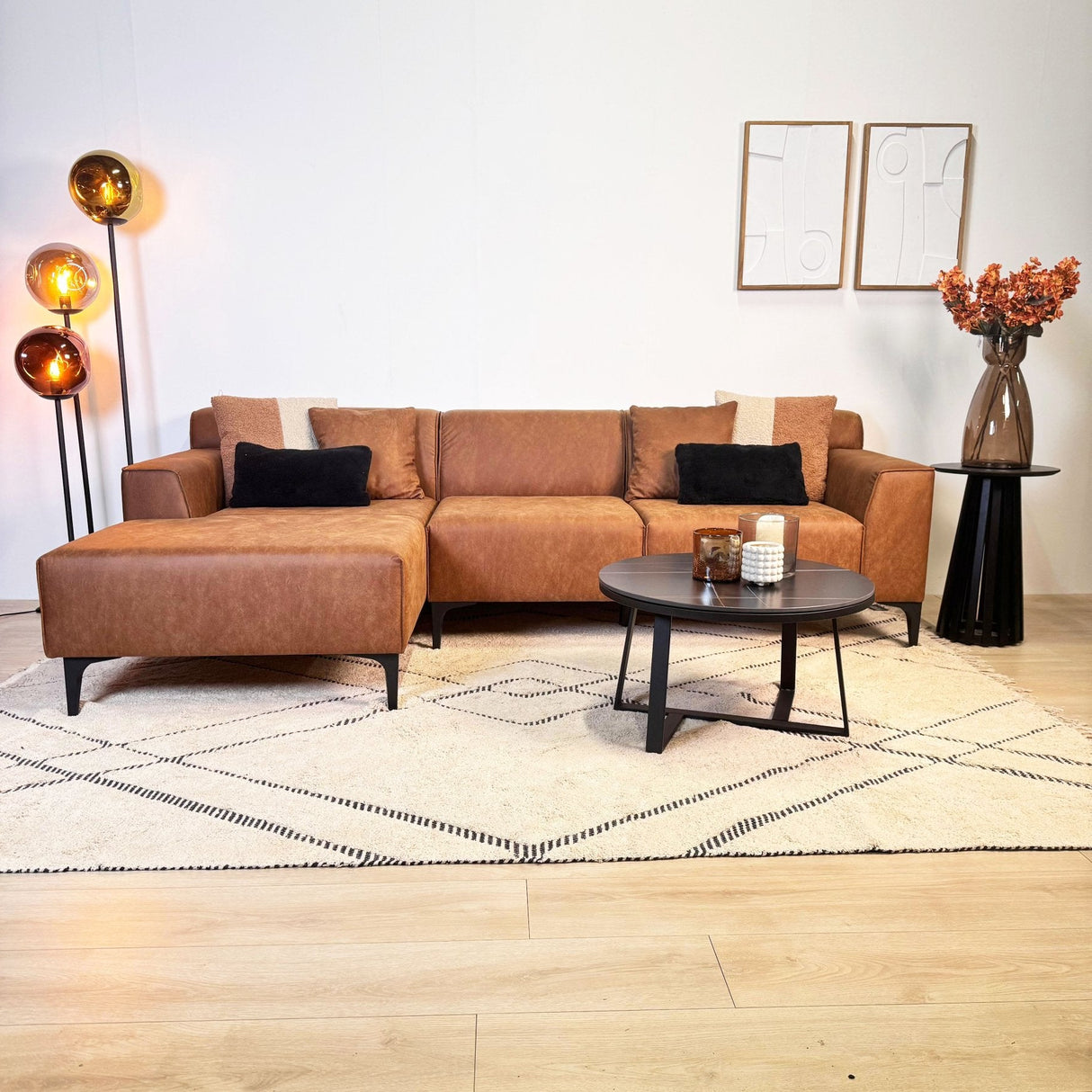 Sofá en esquina con lounge compacto en microfibra color coñac Davidson - izquierda 