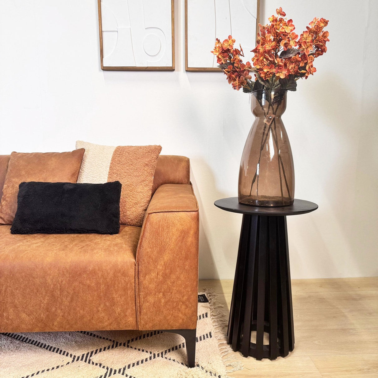 Sofá en esquina con lounge compacto en microfibra color coñac Davidson - izquierda 
