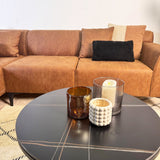Sofá en esquina con lounge compacto en microfibra color coñac Davidson - izquierda 
