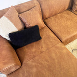 Sofá en esquina con lounge compacto en microfibra color coñac Davidson - izquierda 