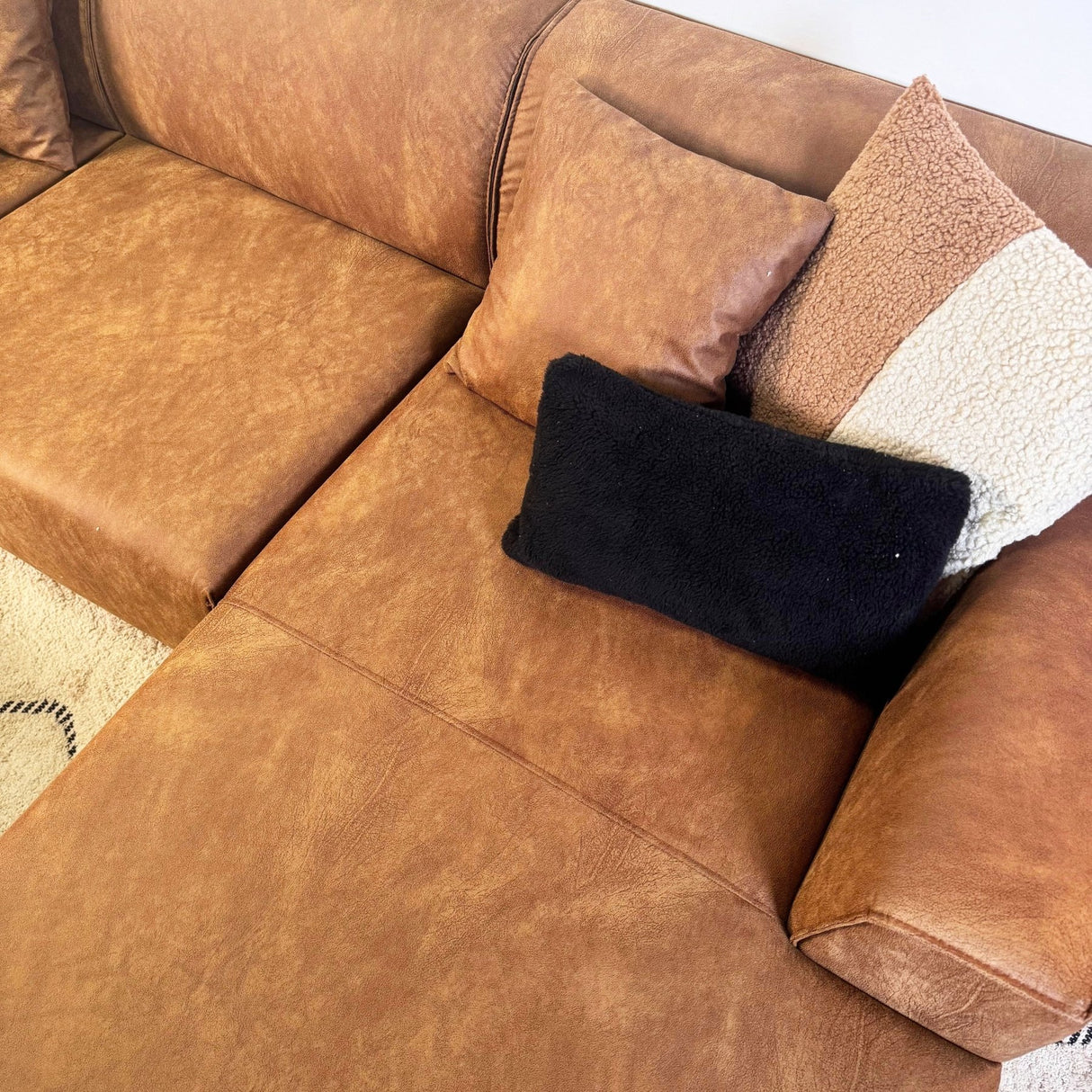 Sofá esquinero Davidson Microfibra Cognac con salón compacto - Derecho 