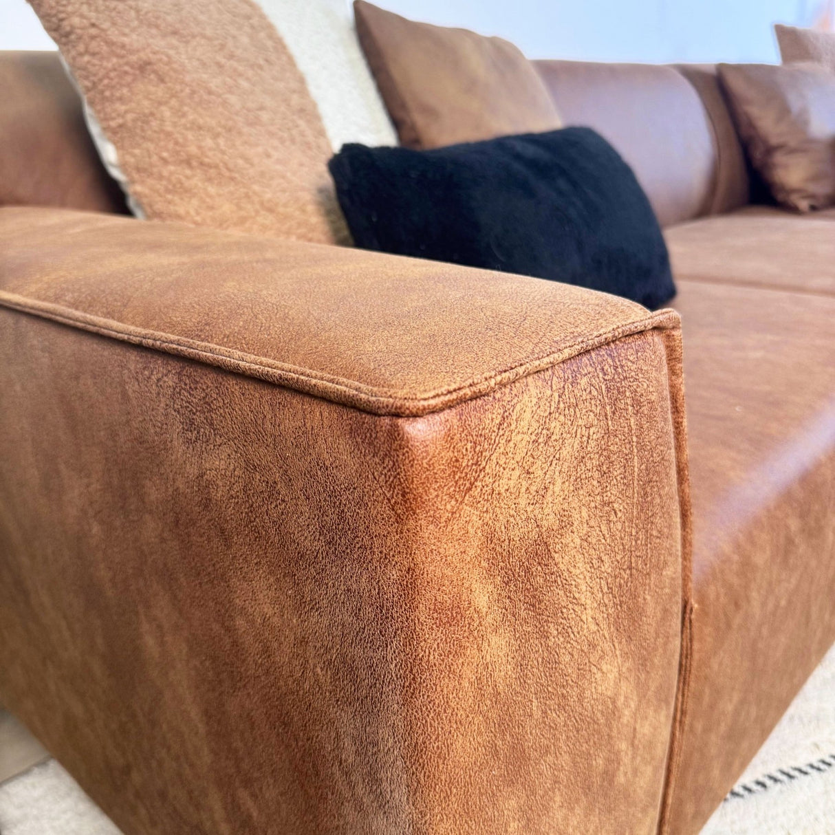 Sofá esquinero Davidson Microfibra Cognac con salón compacto - Derecho 