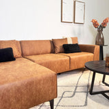 Sofá en esquina con lounge compacto en microfibra color coñac Davidson - izquierda 