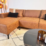 Sofá en esquina con lounge compacto en microfibra color coñac Davidson - izquierda 