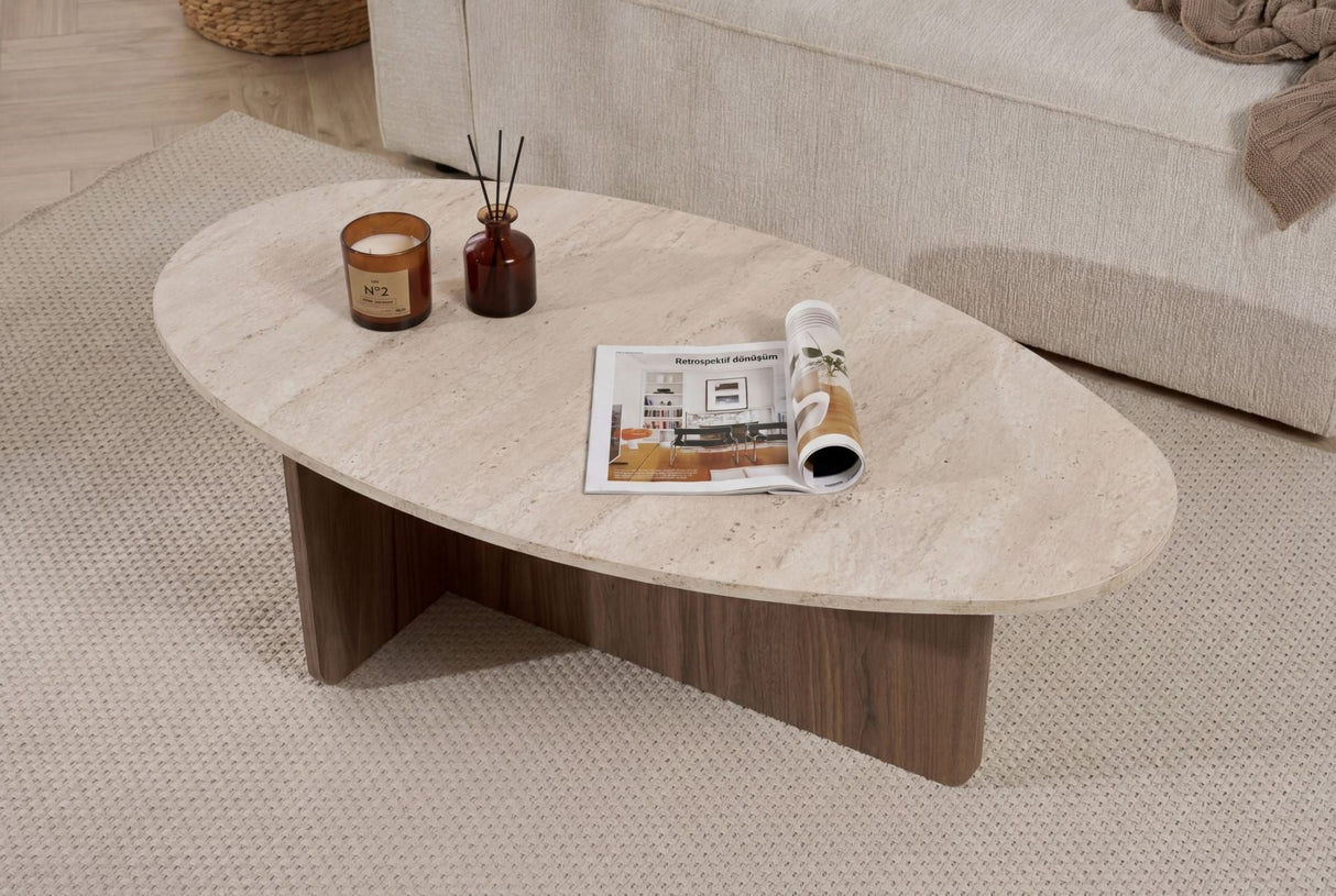 Mesa de centro orgánica en forma de guijarro con tapa de aspecto travertino y base de melamina de nogal. Diseño japonés de 120x60cm.