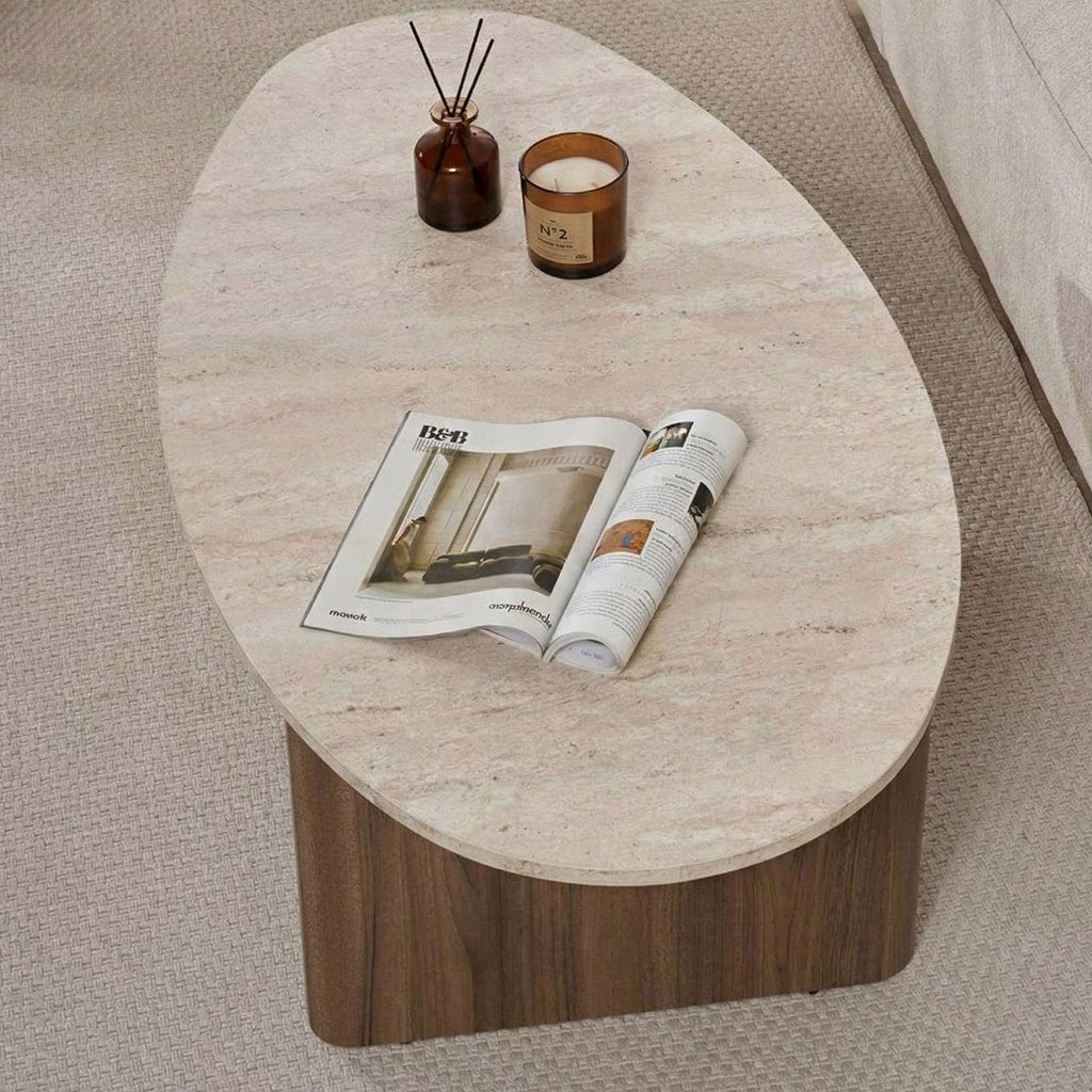 Mesa de centro orgánica en forma de guijarro con tapa de aspecto travertino y base de melamina de nogal. Diseño japonés de 120x60cm.
