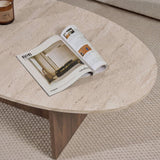 Mesa de centro orgánica en forma de guijarro con tapa de aspecto travertino y base de melamina de nogal. Diseño japonés de 120x60cm.