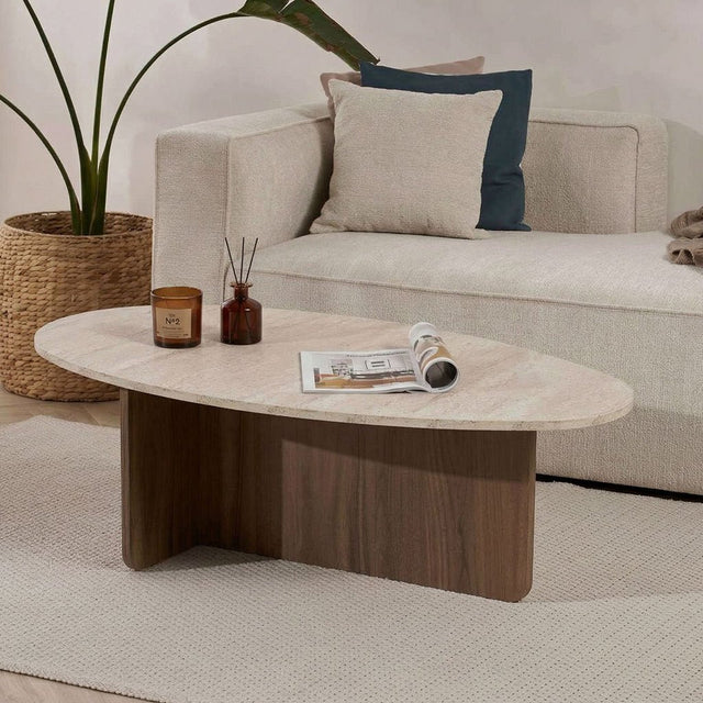 Mesa de centro orgánica en forma de guijarro con tapa de aspecto travertino y base de melamina de nogal. Diseño japonés de 120x60cm.
