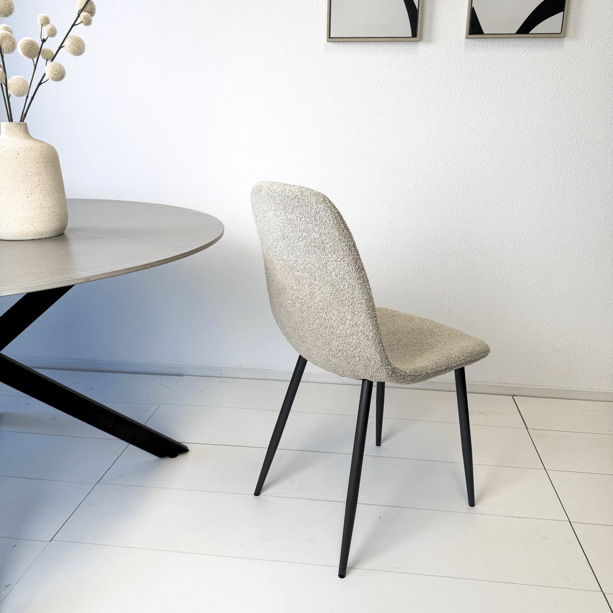 Juego de 4 Sillas de Comedor Escandinavas Latte Bouclé Tela Swift - Sin Apoyabrazos 