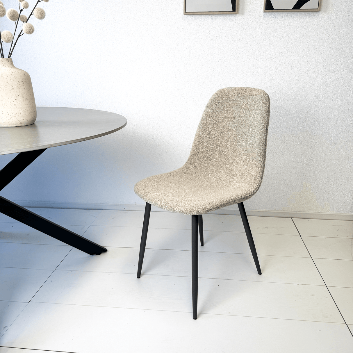 Juego de 4 Sillas de Comedor Escandinavas Latte Bouclé Tela Swift - Sin Apoyabrazos 
