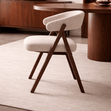 Silla de comedor Japandi bouclé color arena Miyu - estructura de nogal - con reposabrazos