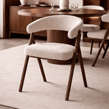 Silla de comedor Japandi bouclé color arena Miyu - estructura de nogal - con reposabrazos