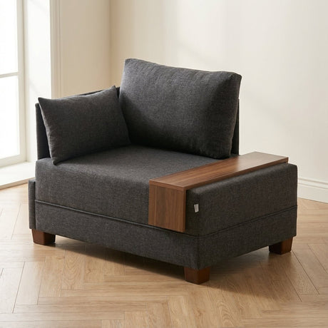 Sillón moderno de tela antracita Fly - Izquierda - Con mesa de madera Fotografía atmosférica en un interior moderno