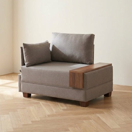 Sillón moderno de tela beige Fly - Izquierda - Con mesa de madera Fotografía atmosférica en un interior moderno