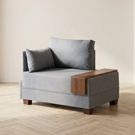 Sillón moderno de tela azul Fly - Izquierda - Con mesa de madera Fotografía atmosférica en un interior moderno