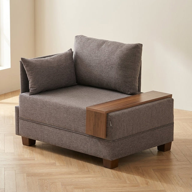 Sillón moderno de tela marrón Fly - Izquierda - Con mesa de madera Fotografía atmosférica en un interior moderno