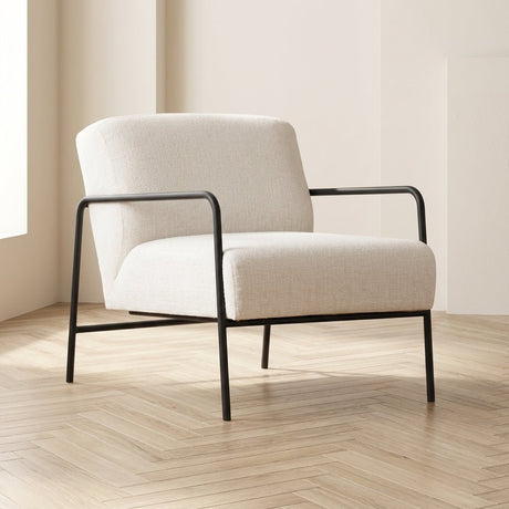 Sillón moderno Eti de tela blanca - Marco negro, foto atmosférica en un interior moderno