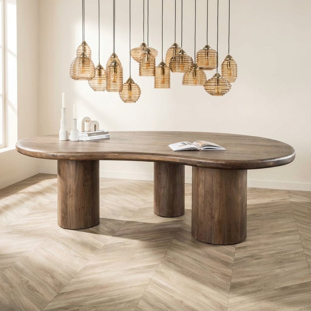 Mesa de comedor de forma orgánica Alo madera de acacia marrón 240x160 cm foto atmosférica en un interior moderno