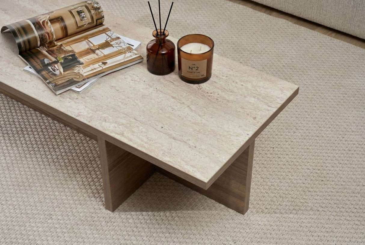 Moderna mesa de centro rectangular con tapa de travertino y base de melamina de nogal. Dimensiones: 120 x 45 x 30 cm.